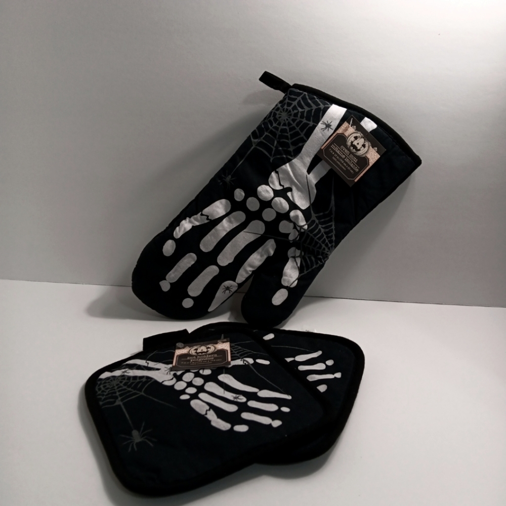 Halloween Black & white SKULL HANDS oven mitt and pot Holder  NEW